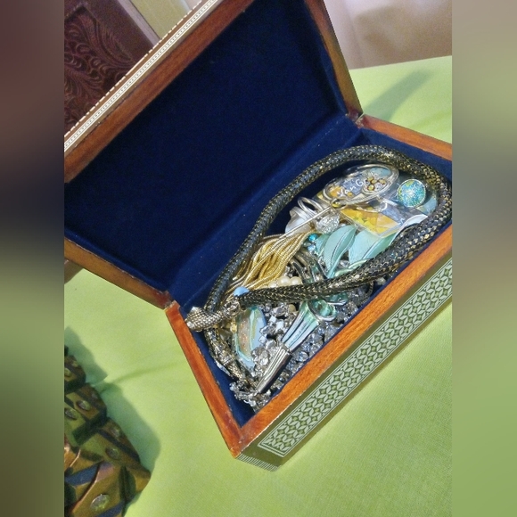 Mother of pearl jewelry box - Picture 2 of 2